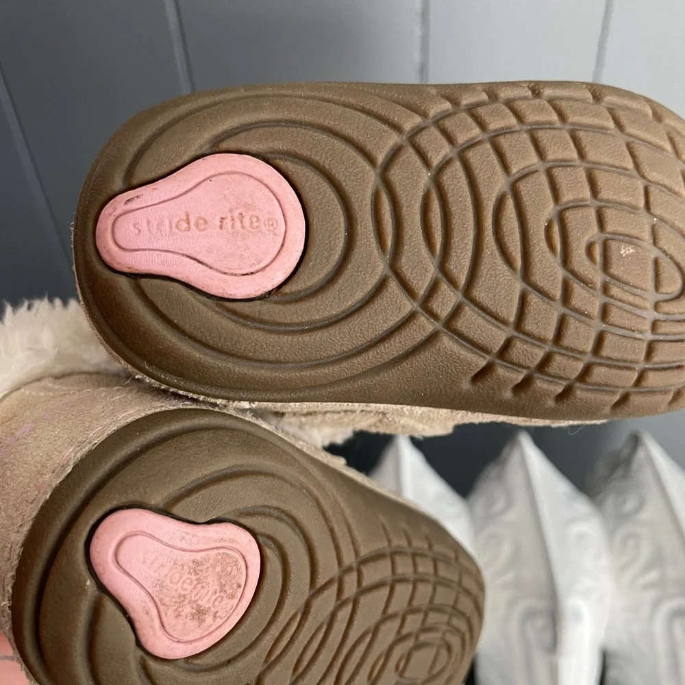 Stride Rite Tan toddler Boots with  White Fur size 4.5